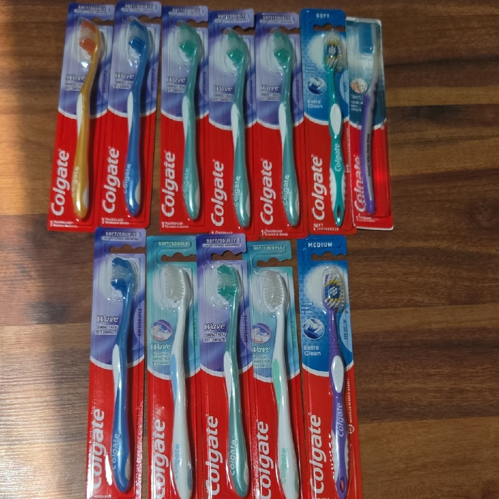 BUNDLE COLGATE 12 Toothbrushs Extra Clean Full Head SOFT bristles NWB